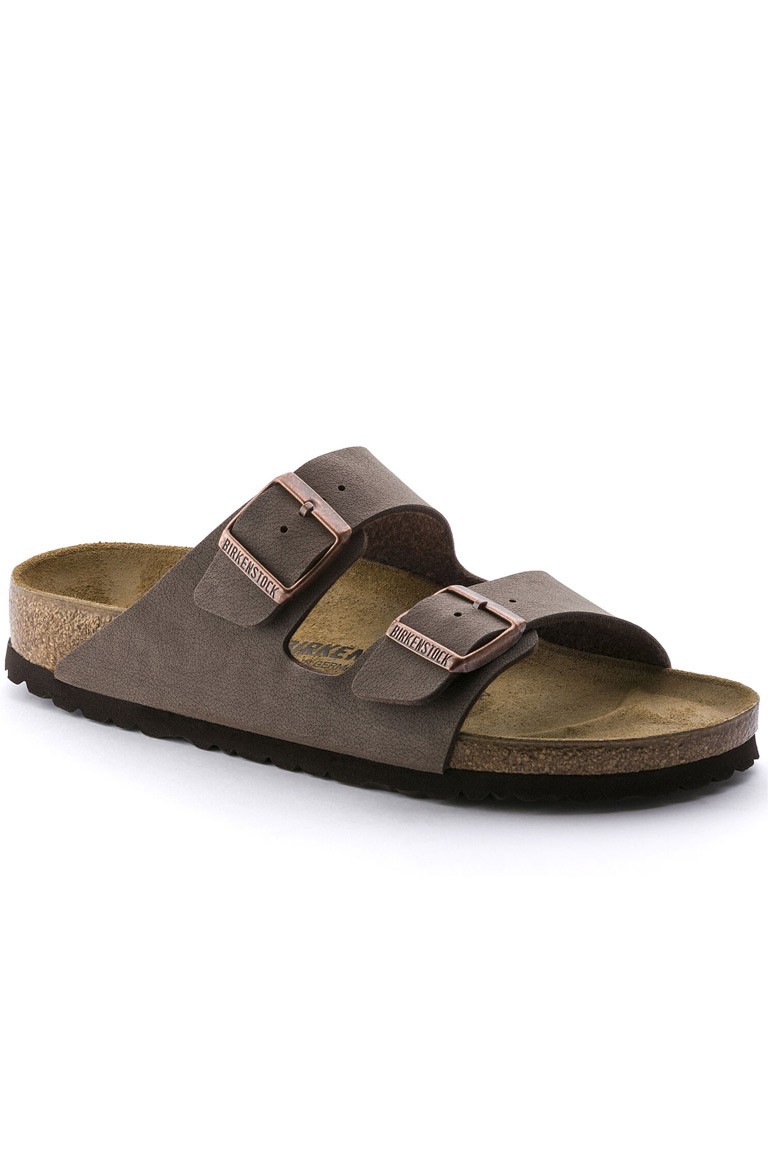 Το Arizona mocca είναι το all time classic και best seller σανδάλι της BIRKENSTOCK. Ένας θρύλος της άνεσης και πλέον ένα βασικό στοιχείο μόδας.