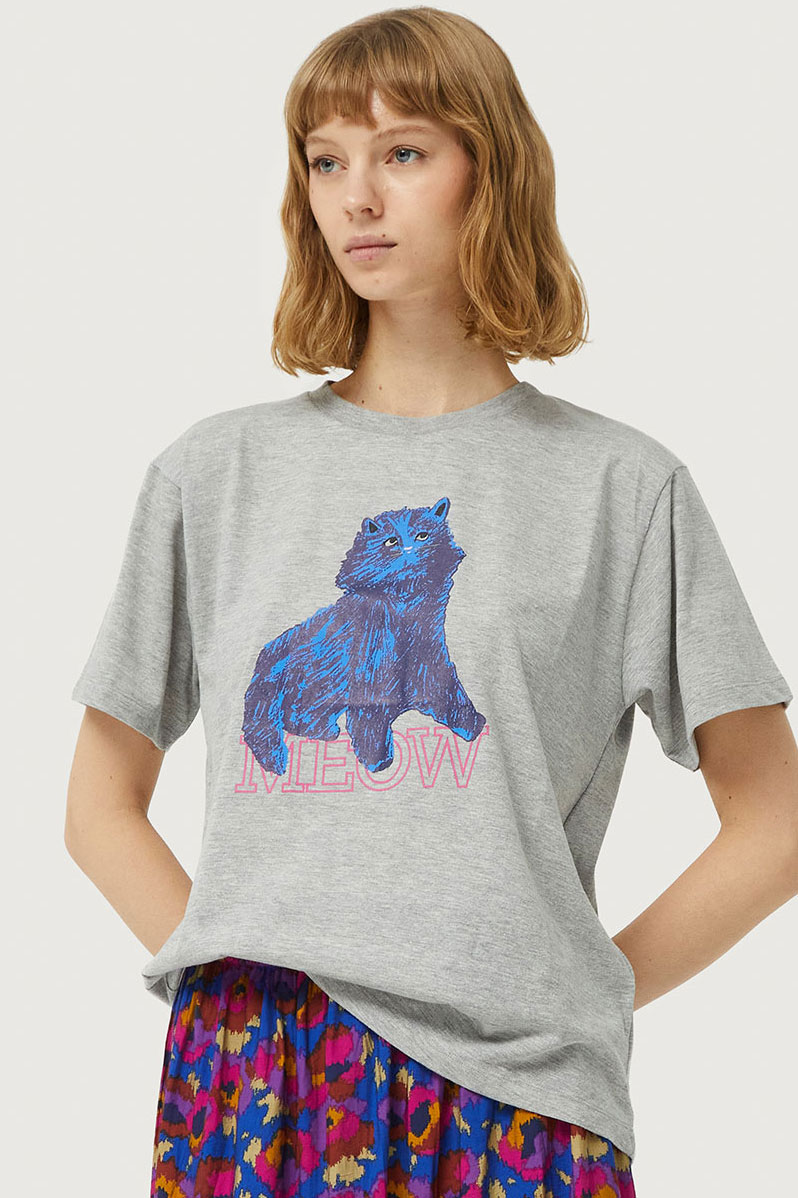 Γκρι T-shirt με μπλε cat graphic print και ροζ γράμματα. Με στρογγυλή λαιμόκοψη. 100% Βαμβάκι Το μοντέλο έχει ύψος 176 cm και φοράει νούμερο S. Αποστολή σε όλη την Ελλάδα σε 1-3 ημέρες. Διαθέσιμο και στο φυσικό μας κατάστημα YELLOW BUTTON, Χρεμωνίδου & Δαμάρεως 61 Παγκράτι.