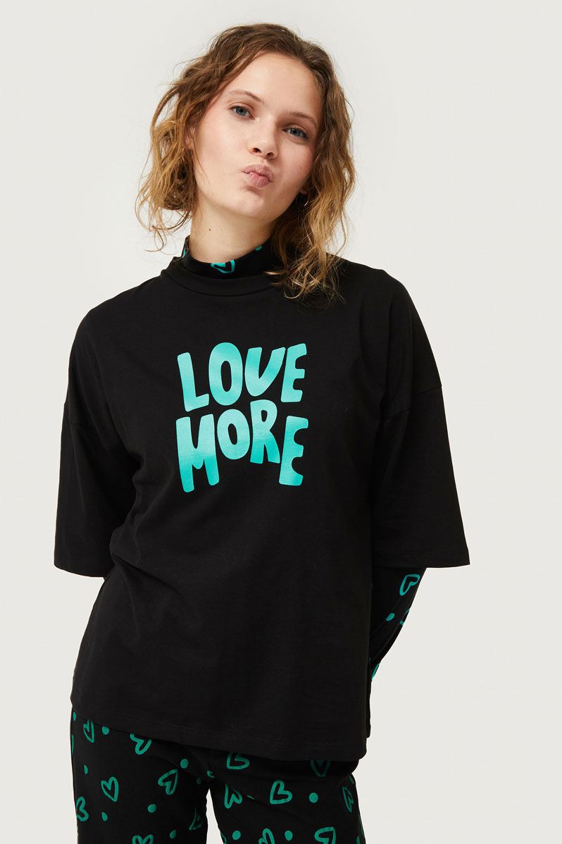 T-shirt με μαύρο και πράσινο Love More graphic print. Με στρογγυλή λαιμόκοψη. 100% Βαμβάκι Το μοντέλο έχει ύψος 176 cm και φοράει νούμερο S. Αποστολή σε όλη την Ελλάδα σε 1-3 ημέρες. Διαθέσιμο και στο φυσικό μας κατάστημα YELLOW BUTTON, Χρεμωνίδου & Δαμάρεως 61 Παγκράτι.