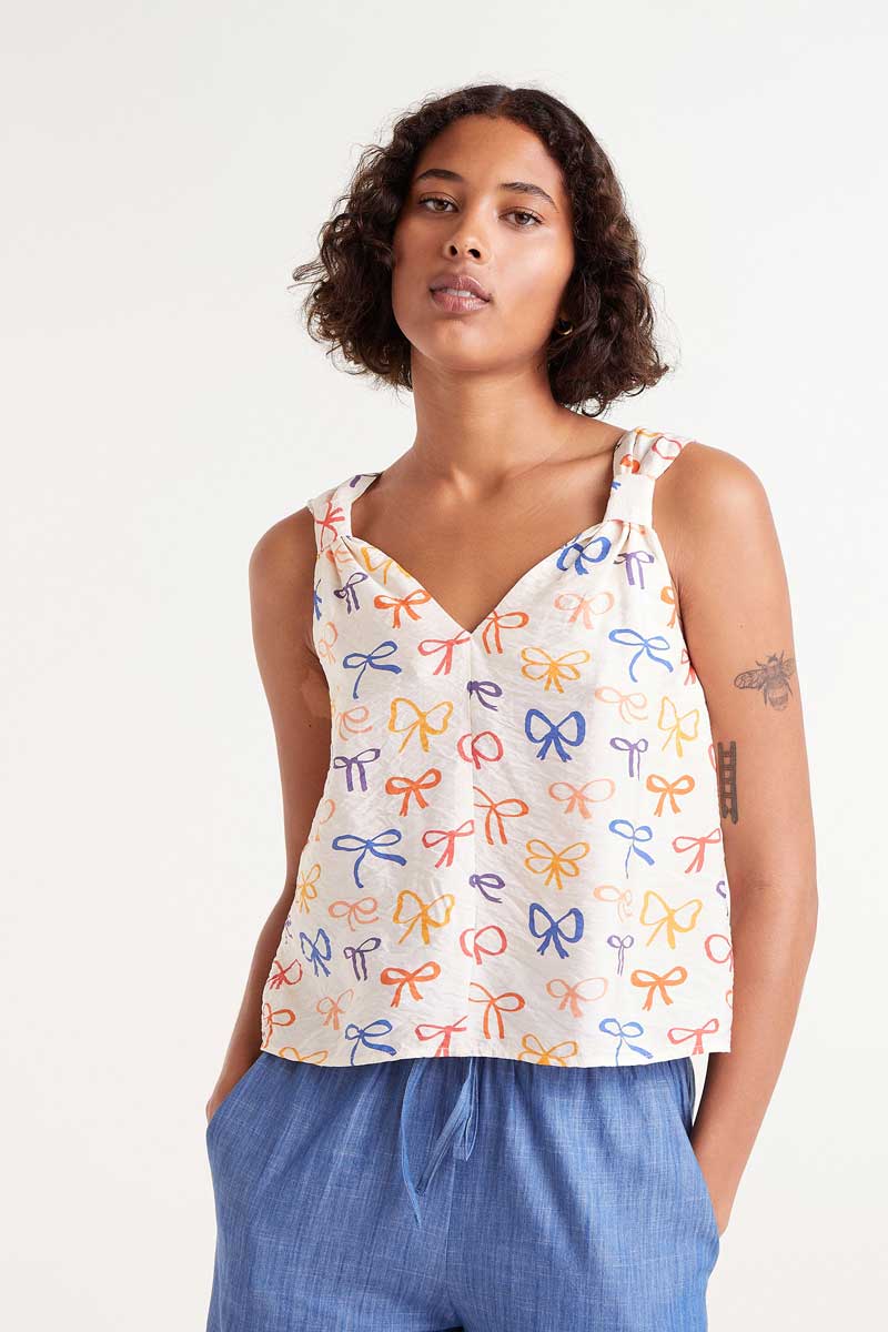 COMPANIA FANTASTICA Bow print Strappy top Τοπ σε ελαφρύ κρέπ ύφασμα με τύπωμα φιόγκους. Με λαιμόκοψη V και τιράντες. Λεπτομέρεια πίσω φιόγκος στις τιράντες. 85% Βισκόζ 15% Πολυαμίδιο. Δωρεάν αποστολή σε όλη την Ελλάδα σε 1-3 ημέρες. Διαθέσιμο και στο φυσικό μας κατάστημα, YELLOW BUTTON Χρεμωνίδου & Δαμάρεως 61 Παγκράτι.