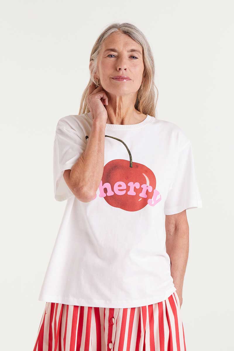 Λευκό βαμβακερό T-Shirt με τύπωμα cherry. Με στρογγυλή λαιμόκοψη και κοντά μανίκια. 100% Βαμβάκι Αποστολή σε όλη την Ελλάδα σε 1-3 ημέρες. Διαθέσιμο και στο φυσικό μας κατάστημα YELLOW BUTTON Χρεμωνίδου & Δαμάρεως 61 Παγκράτι.