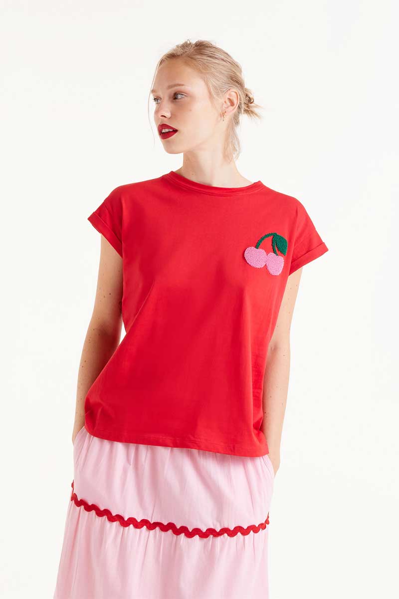 Κόκκινο βαμβακερό T-Shirt με ανάγλυφο τύπωμα Cherry. Με στρογγυλή λαιμόκοψη και κοντά μανίκια με μανσέτες. 100% Βαμβάκι Αποστολή σε όλη την Ελλάδα σε 1-3 ημέρες. Διαθέσιμο και στο φυσικό μας κατάστημα YELLOW BUTTON Χρεμωνίδου & Δαμάρεως 61 Παγκράτι.
