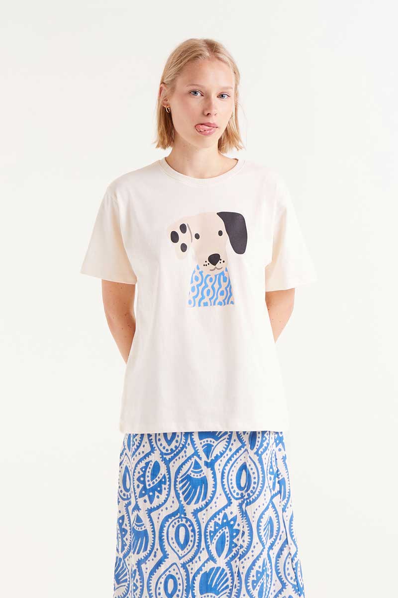 Λευκό βαμβακερό T-Shirt με τύπωμα Aquaria dog. Με στρογγυλή λαιμόκοψη και κοντά μανίκια. 100% Βαμβάκι Αποστολή σε όλη την Ελλάδα σε 1-3 ημέρες. Διαθέσιμο και στο φυσικό μας κατάστημα YELLOW BUTTON Χρεμωνίδου & Δαμάρεως 61 Παγκράτι.