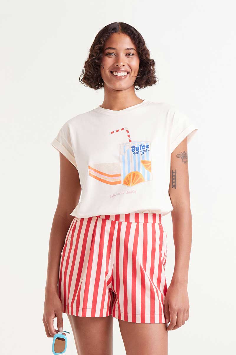 Λευκό t-shirt με τύπωμα snack. Με στρογγυλή λαιμόκοψη και κοντά μανίκια με μανσέτες. 100% Βαμβάκι Αποστολή σε όλη την Ελλάδα σε 1-3 ημέρες. Διαθέσιμο και στο φυσικό μας κατάστημα YELLOW BUTTON Χρεμωνίδου & Δαμάρεως 61 Παγκράτι.