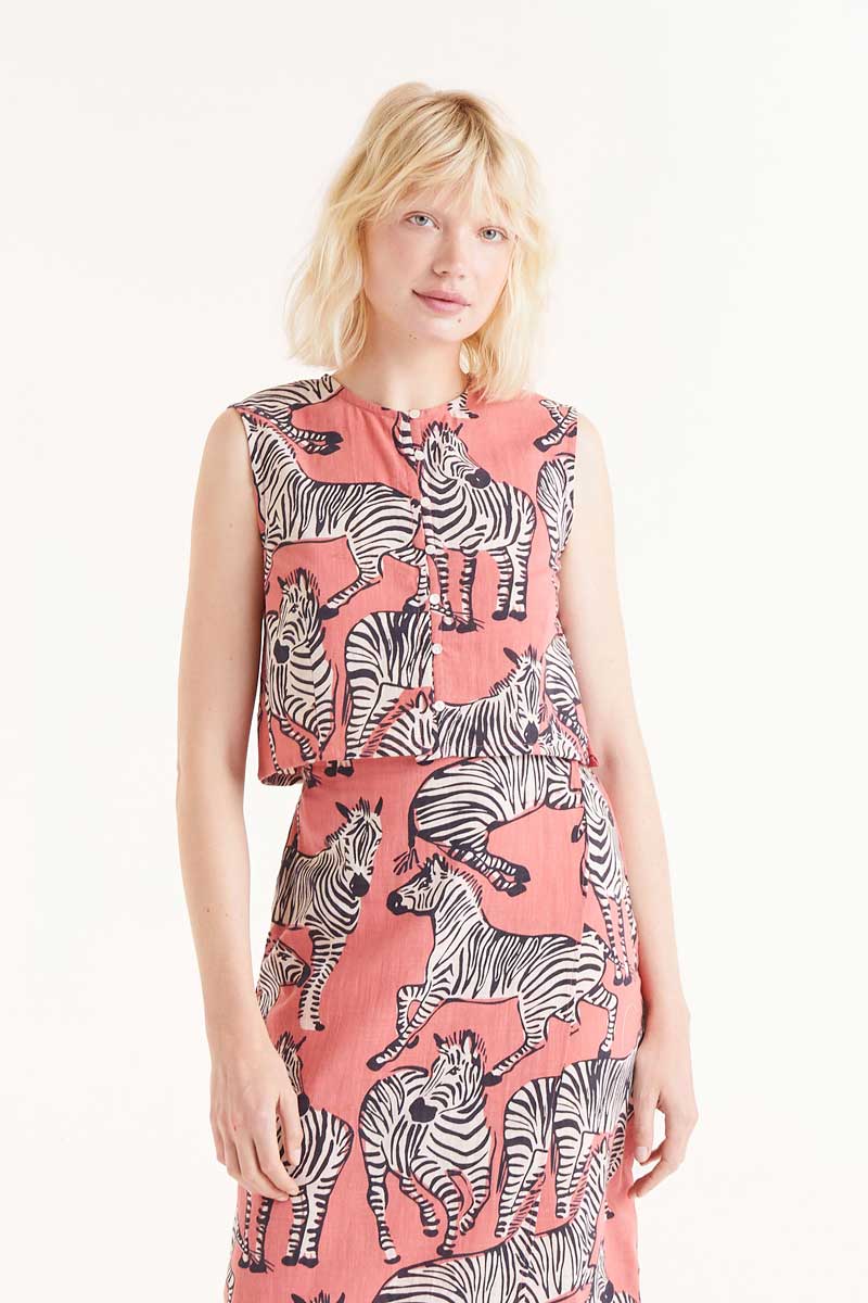 COMPANIA FANTASTICA Zebra print crop top Βαμβακερή μπλούζα crop top με τύπωμα ζέβρας. Στρογγυλή λαιμόκοψη και αμάνικη. Κλείσιμο μπροστά με κουμπιά. 100% Βαμβάκι. Αποστολή σε όλη την Ελλάδα σε 1-3 ημέρες. Διαθέσιμο και στο φυσικό μας κατάστημα YELLOW BUTTON Χρεμωνίδου & Δαμάρεως 61 Παγκράτι.