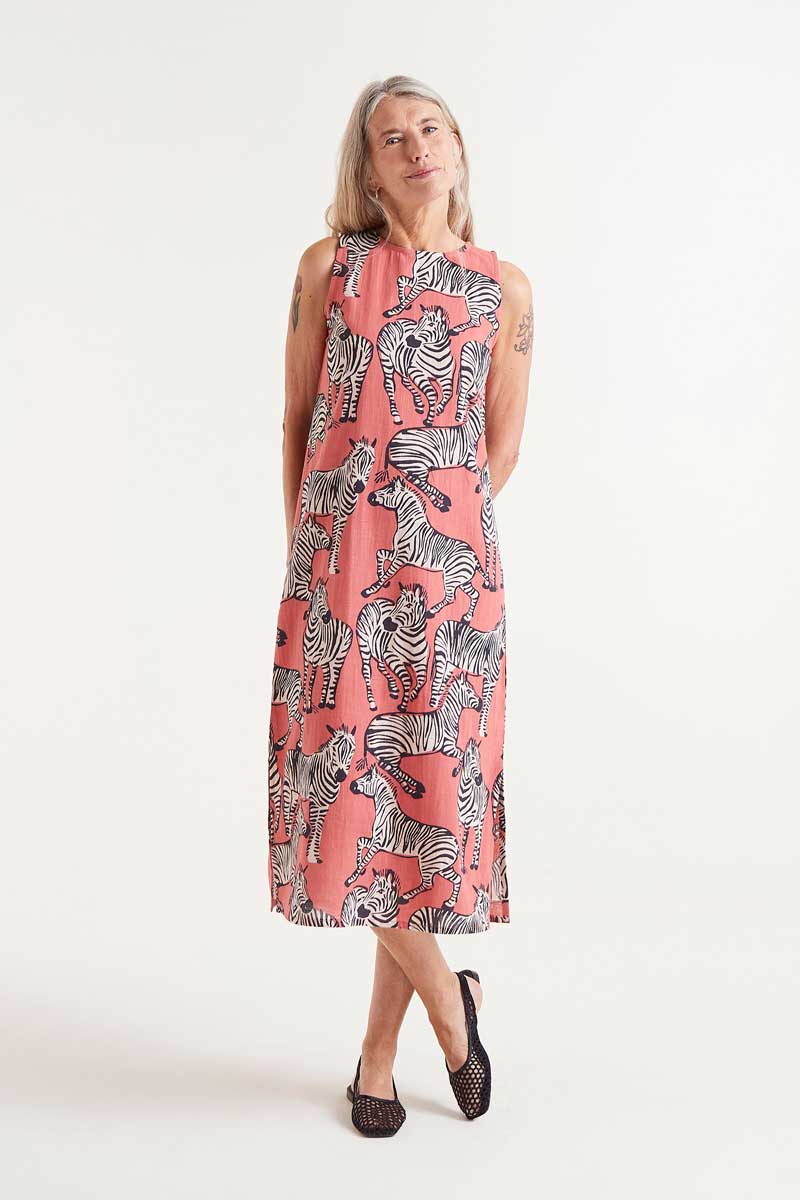COMPANIA FANTASTICA Safari print midi dress Βαμβακερό μίντι φόρεμα με τύπωμα ζέβρας. Στρογγυλή λαιμόκοψη και αμάνικο. Πίσω κλείσιμο με μικρό άνοιγμα και κουμπί. Λεπτομέρειες με πλαϊνά σκισίματα. 100% Βαμβάκι. Αποστολή σε όλη την Ελλάδα σε 1-3 ημέρες. Διαθέσιμο και στο φυσικό μας κατάστημα YELLOW BUTTON Χρεμωνίδου & Δαμάρεως 61 Παγκράτι.