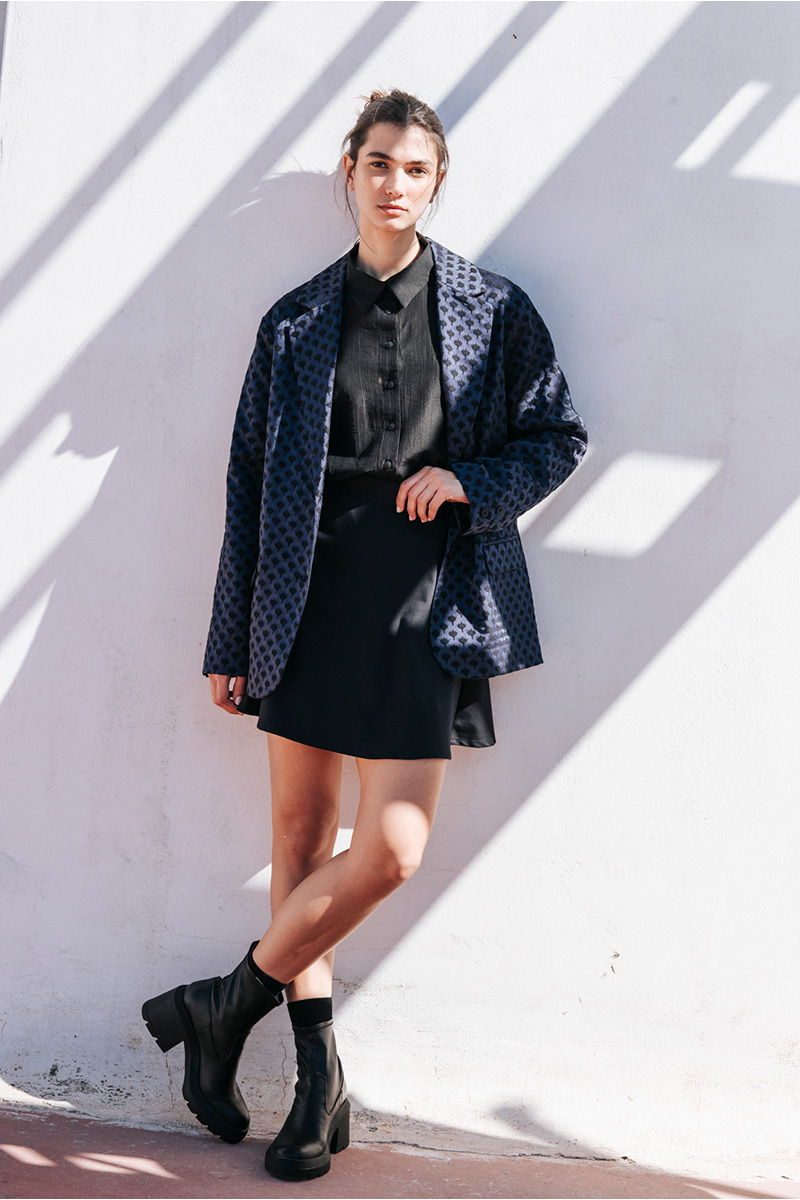 Μπλέιζερ με κεντητά σχέδια BADILA Μπλέιζερ σε ίσια γραμμή με γιακά με πέτο. Κουμπιά στα μανίκια, τσέπες με καπάκι. Εσωτερική φόδρα. Κλείσιμο μπροστά με κουμπιά. Κεντητά σχέδια. Σύνθεση : Βαμβάκι 59% Πολυέστερ 39% Ελαστάν 2% Οδηγίες Πλυσίματος : Μόνο στεγνό καθάρισμα Μέγεθος Μοντέλου : ΟS Τα ρούχα BADILA σχεδιάζονται και ράβονται στην Ελλάδα από το 1989. Αποστολή σε όλη την Ελλάδα σε 1-3 ημέρες. Διαθέσιμο και στα φυσικά μας καταστήματα YELLOW BUTTON Χρεμωνίδου & Δαμάρεως 61 Παγκράτι Γρ. Αυξεντίου 122 Ιλίσια