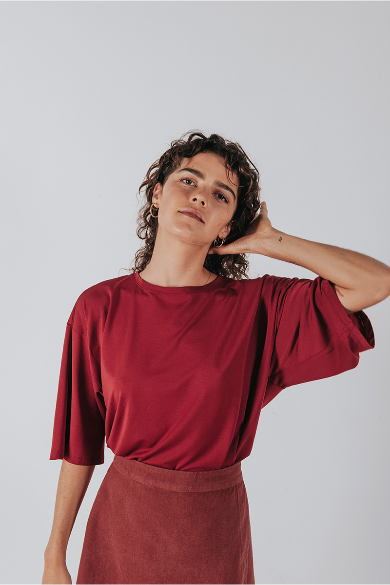 Oversized μπλούζα BADILA Oversized κοντομάνικη μπλούζα με στρογγυλή λαιμόκοψη. Σύνθεση : Τένσελ 89% Ελαστάν 11% Οδηγίες Πλυσίματος : Πλύσιμο στους 30°C από την ανάποδη. Στέγνωμα από την ανάποδη. Όχι στεγνωτήριο. Μέγεθος Μοντέλου : OS Τα ρούχα BADILA σχεδιάζονται και ράβονται στην Ελλάδα από το 1989. Αποστολή σε όλη την Ελλάδα σε 1-3 ημέρες. Διαθέσιμο και στα φυσικά μας καταστήματα YELLOW BUTTON Χρεμωνίδου & Δαμάρεως 61 Παγκράτι Γρ. Αυξεντίου 122 Ιλίσια