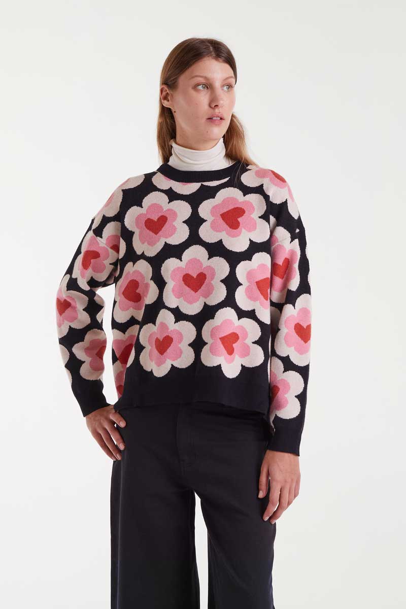 COMPANIA FANTASTICA Jacquard knit sweater with SweetHeart print Πουλόβερ με ζακάρ πλεκτό σχέδιο Sweet Heart. Στρογγυλή λαιμόκοψη και μακριά μανίκια με ελαφρώς χαμηλωμένους ώμους. Ριμπ μανσέτες. 58% Acrylic 27% Viscose 15% Πολυαμίδιο Αποστολή σε όλη την Ελλάδα σε 1-3 ημέρες. Διαθέσιμο και στο φυσικό μας κατάστημα YELLOW BUTTON Χρεμωνίδου & Δαμάρεως 61 Παγκράτι.