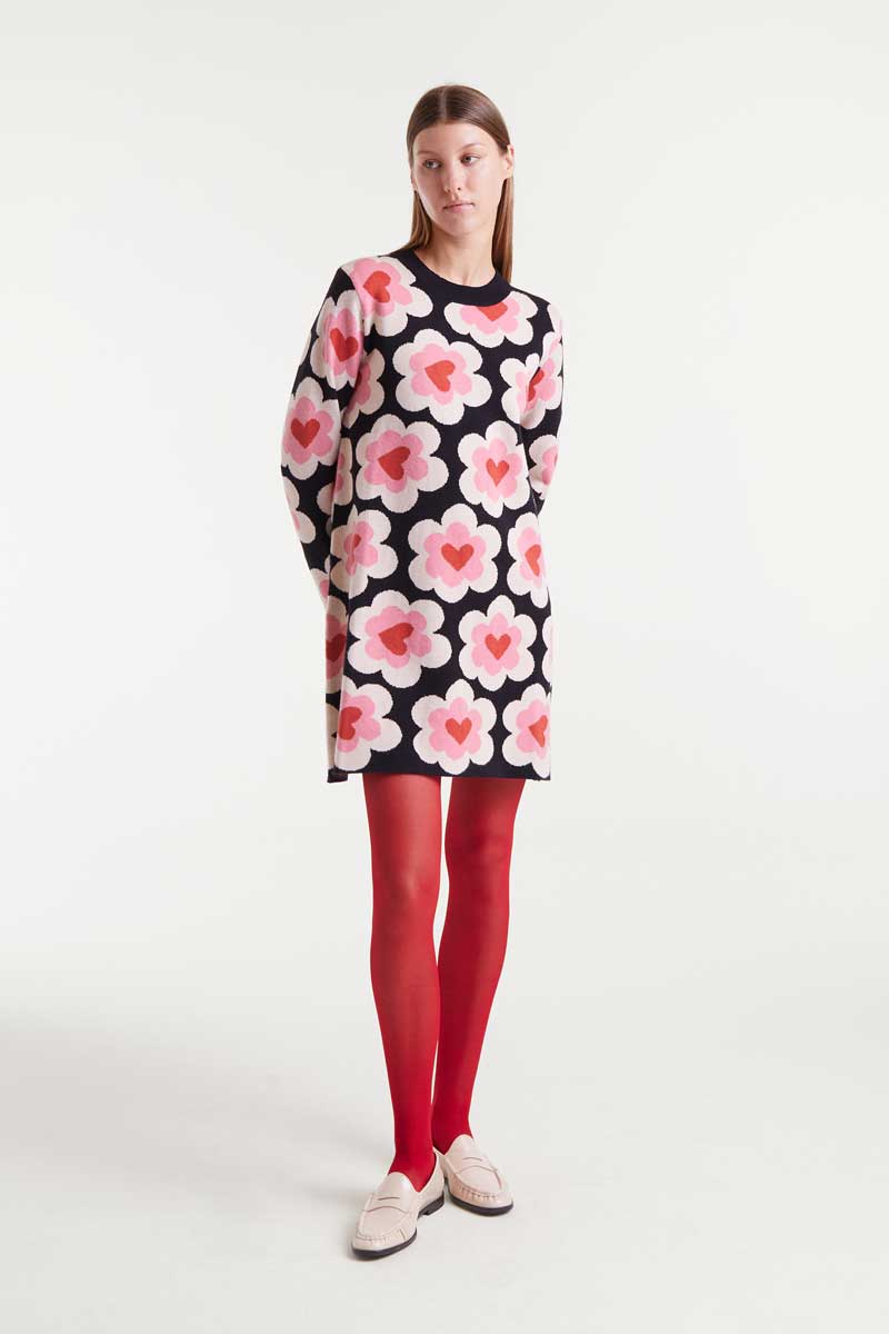 COMPANIA FANTASTICA Jacquard knit sweater with SweetHeart print Πουλόβερ με ζακάρ πλεκτό σχέδιο Sweet Heart. Στρογγυλή λαιμόκοψη και μακριά μανίκια με ελαφρώς χαμηλωμένους ώμους. Ριμπ μανσέτες. 58% Acrylic 27% Viscose 15% Πολυαμίδιο Αποστολή σε όλη την Ελλάδα σε 1-3 ημέρες. Διαθέσιμο και στο φυσικό μας κατάστημα YELLOW BUTTON Χρεμωνίδου & Δαμάρεως 61 Παγκράτι.