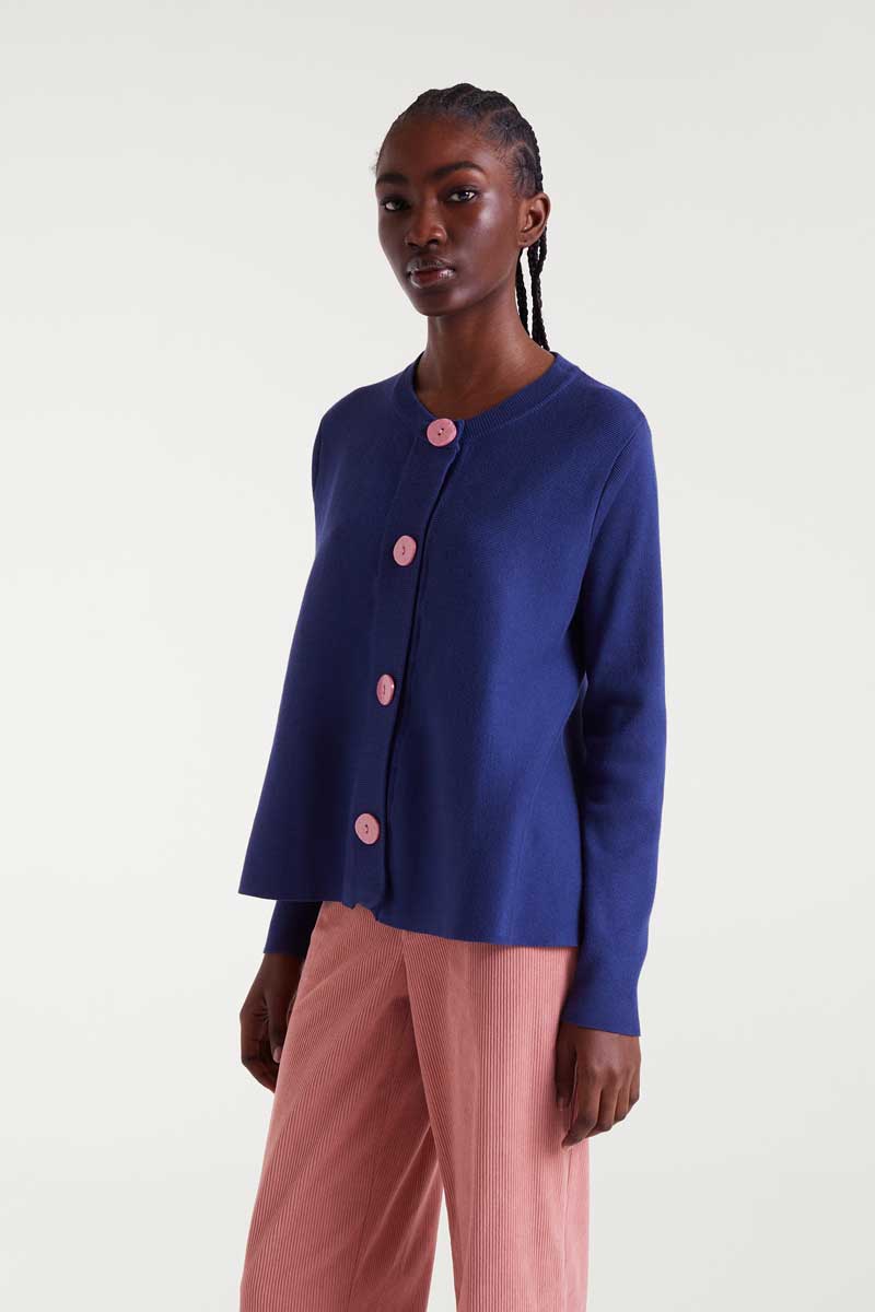 COMPANIA FANTASTICA Navy blue flared knit cardigan Πλεκτή ζακέτα σε γραμμή Α σε σκούρο μπλε. Με στρογγυλή λαιμόκοψη και μακριά μανίκια. Κλείσιμο μπροστά με μεγάλα ροζ κουμπιά. 70% Βισκόζ 30% Βαμβάκι Το μοντέλο έχει ύψος 178 εκ. και φοράει μέγεθος S. Αποστολή σε όλη την Ελλάδα σε 1-3 ημέρες. Διαθέσιμο και στο φυσικό μας κατάστημα YELLOW BUTTON Χρεμωνίδου & Δαμάρεως 61 Παγκράτι.