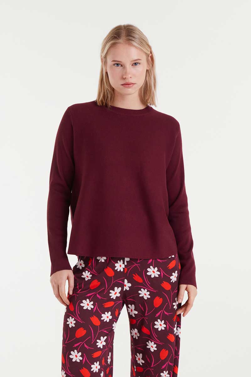 COMPANIA FANTASTICA Burgundy packaged knit sweater Μπορντό πλεκτό πουλόβερ με φαρδιά μανίκια και στρογγυλή λαιμόκοψη. Το μοντέλο έχει ύψος 1.77 και φοράει μέγεθος S. 70% Βισκόζ 30% βαμβάκι Αποστολή σε όλη την Ελλάδα σε 1-3 ημέρες. Διαθέσιμο και στο φυσικό μας κατάστημα YELLOW BUTTON Χρεμωνίδου & Δαμάρεως 61 Παγκράτι.