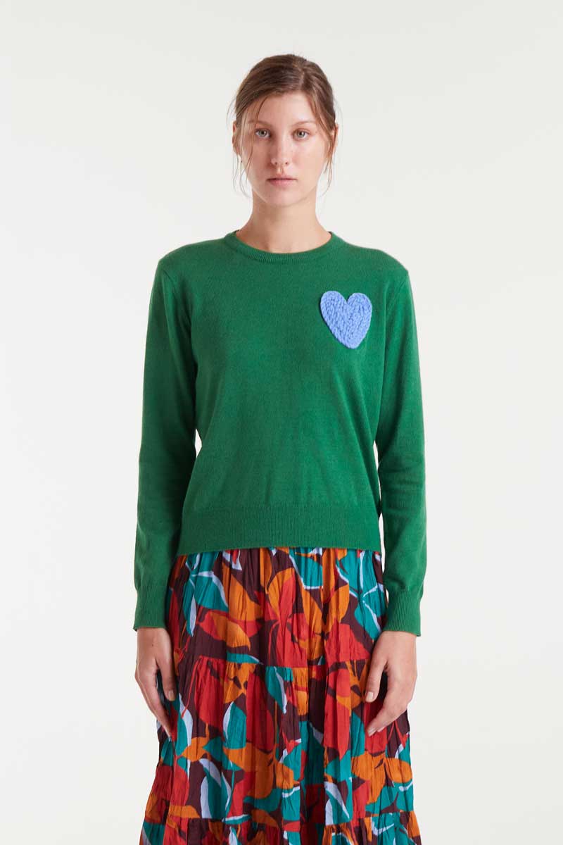 COMPANIA FANTASTICA Green knitted sweater with heart print Πράσινο πλεκτό πουλόβερ με κεντημένο μπλε σχέδιο καρδιάς. Στρογγυλή λαιμόκοψη και μακριά μανίκια. Ριμπ τελείωμα. 100% Βισκόζ Το μοντέλο έχει ύψος 178 εκ. και φοράει μέγεθος S. Αποστολή σε όλη την Ελλάδα σε 1-3 ημέρες. Διαθέσιμο και στο φυσικό μας κατάστημα YELLOW BUTTON Χρεμωνίδου & Δαμάρεως 61 Παγκράτι.
