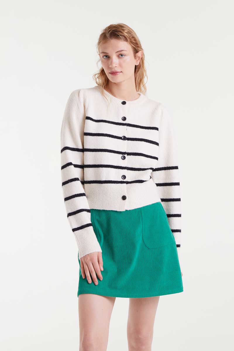 COMPANIA FANTASTICA Black and white sailor striped knit cardigan Πλεκτή ζακέτα με ασπρόμαυρες ρίγες. Στρογγυλή λαιμόκοψη, μακριά μανίκια, κλείσιμο με κουμπιά μπροστά και ριμπ τελείωμα. Το μοντέλο έχει ύψος 1.79 και φοράει μέγεθος S. 10% Μαλλί 90% Ανακυκλωμένο πολυέστερ Αποστολή σε όλη την Ελλάδα σε 1-3 ημέρες. Διαθέσιμο και στο φυσικό μας κατάστημα YELLOW BUTTON Χρεμωνίδου & Δαμάρεως 61 Παγκράτι.