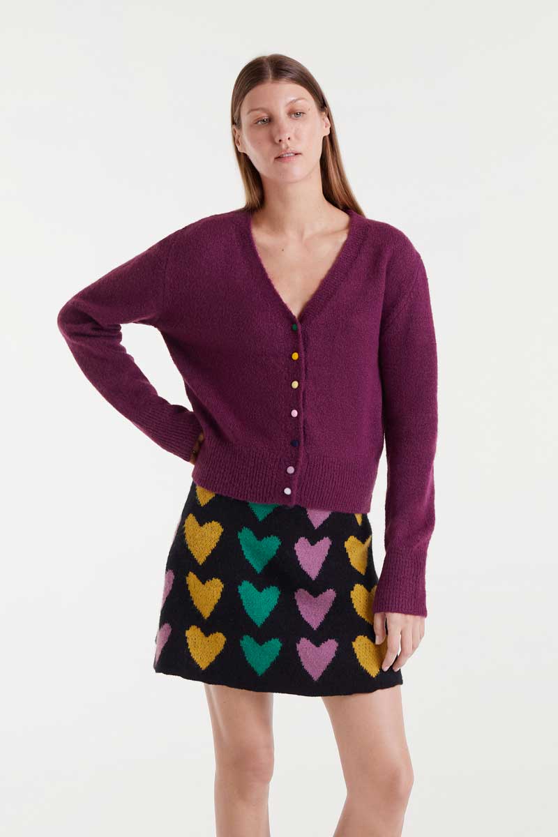 COMPANIA FANTASTICA Burgundy knitted cardigan Μπορντό πλεκτό ζακετάκι με V ντεκολτέ και μακριά μανίκια με ελαφρώς χαμηλωμένους ώμους. Κλείσιμο με πολύχρωμα κουμπιά μπροστά. Ριμπ λεπτομέρειες. Το μοντέλο έχει ύψος 1.77 και φοράει μέγεθος S. 10% Μαλλί 90% Ανακυκλωμένο πολυέστερ Αποστολή σε όλη την Ελλάδα σε 1-3 ημέρες. Διαθέσιμο και στο φυσικό μας κατάστημα YELLOW BUTTON Χρεμωνίδου & Δαμάρεως 61 Παγκράτι.