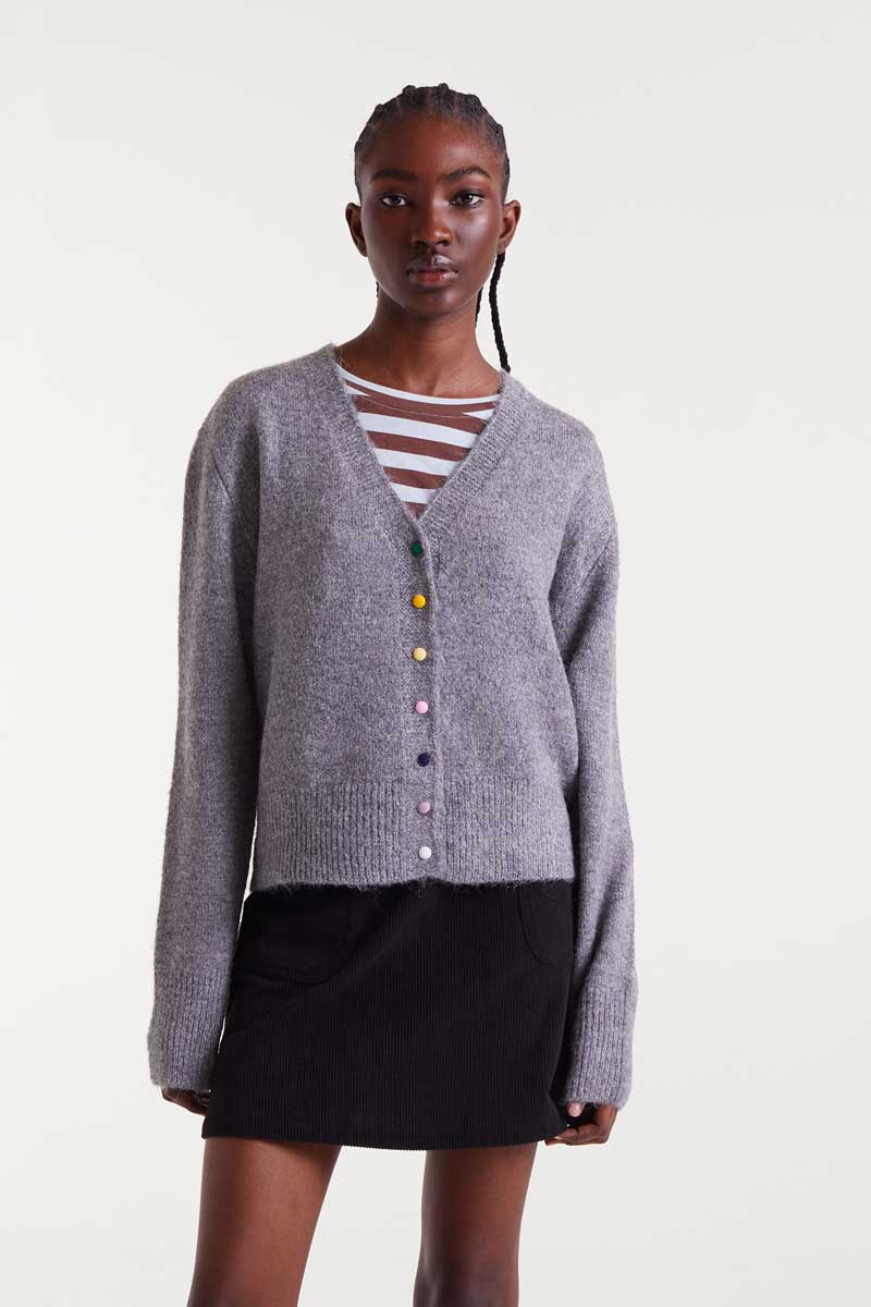 COMPANIA FANTASTICA Gray knitted cardigan Γκρι  πλεκτό ζακετάκι με V ντεκολτέ και μακριά μανίκια με ελαφρώς χαμηλωμένους ώμους. Κλείσιμο με πολύχρωμα κουμπιά μπροστά. Ριμπ λεπτομέρειες. Το μοντέλο έχει ύψος 1.77 και φοράει μέγεθος S. 10% Μαλλί 90% Ανακυκλωμένο πολυέστερ Αποστολή σε όλη την Ελλάδα σε 1-3 ημέρες. Διαθέσιμο και στο φυσικό μας κατάστημα YELLOW BUTTON Χρεμωνίδου & Δαμάρεως 61 Παγκράτι.