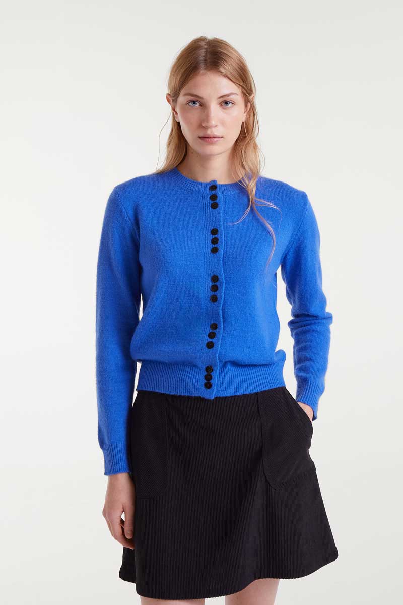 COMPANIA FANTASTICA Blue knit cardigan with velvet details Μπλε πλεκτή ζακέτα με στρογγυλή λαιμόκοψη και μακριά μανίκια με ελαφρώς χαμηλωμένους ώμους. Κλείσιμο μπροστά με μαύρα βελούδινα κουμπιά σε αντίθεση. Το μοντέλο έχει ύψος 1.79 και φοράει μέγεθος S. 50% Πολυέστερ 50% Ακρυλικό Αποστολή σε όλη την Ελλάδα σε 1-3 ημέρες. Διαθέσιμο και στο φυσικό μας κατάστημα YELLOW BUTTON Χρεμωνίδου & Δαμάρεως 61 Παγκράτι.