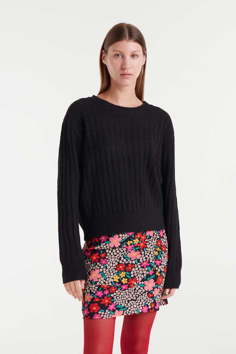 COMPANIA FANTASTICA Black striped knit sweater Πλεκτό πουλόβερ με μαύρες κάθετες ρίγες. Με στρογγυλή λαιμόκοψη και μακριά μανίκια με ελαφρώς χαμηλωμένους ώμους. Ριμπ τελείωμα. Το μοντέλο έχει ύψος 177 εκ. και φοράει μέγεθος S. 50% Ακρυλικό 21% Πολυέστερ 6% Μαλλί 20% Πολυαμίδιο 3% Ελαστάν Αποστολή σε όλη την Ελλάδα σε 1-3 ημέρες. Διαθέσιμο και στο φυσικό μας κατάστημα YELLOW BUTTON Χρεμωνίδου & Δαμάρεως 61 Παγκράτι.