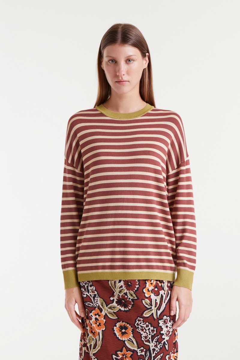 COMPANIA FANTASTICA Brown and white striped knit sweater Πλεκτό πουλόβερ με καφέ και λευκές ρίγες. Με στρογγυλή λαιμόκοψη και μακριά μανίκια με ελαφρώς χαμηλωμένους ώμους. Ριμπ τελείωμα. Το μοντέλο έχει ύψος 1.77 και φοράει μέγεθος S. 30% Βαμβάκι 70% Βισκόζ Αποστολή σε όλη την Ελλάδα σε 1-3 ημέρες. Διαθέσιμο και στο φυσικό μας κατάστημα YELLOW BUTTON Χρεμωνίδου & Δαμάρεως 61 Παγκράτι.