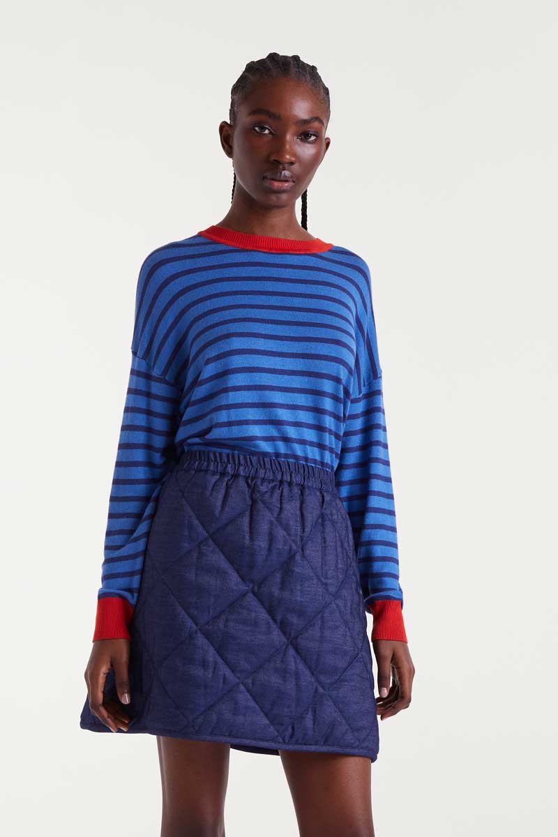 COMPANIA FANTASTICA Blue striped knit sweater Πλεκτό πουλόβερ με μπλε ρίγες. Με στρογγυλή λαιμόκοψη και μακριά μανίκια με ελαφρώς χαμηλωμένους ώμους. Ριμπ τελείωμα. Το μοντέλο έχει ύψος 1.78 και φοράει μέγεθος S. 30% Βαμβάκι 70% Βισκόζ Αποστολή σε όλη την Ελλάδα σε 1-3 ημέρες. Διαθέσιμο και στο φυσικό μας κατάστημα YELLOW BUTTON Χρεμωνίδου & Δαμάρεως 61 Παγκράτι.