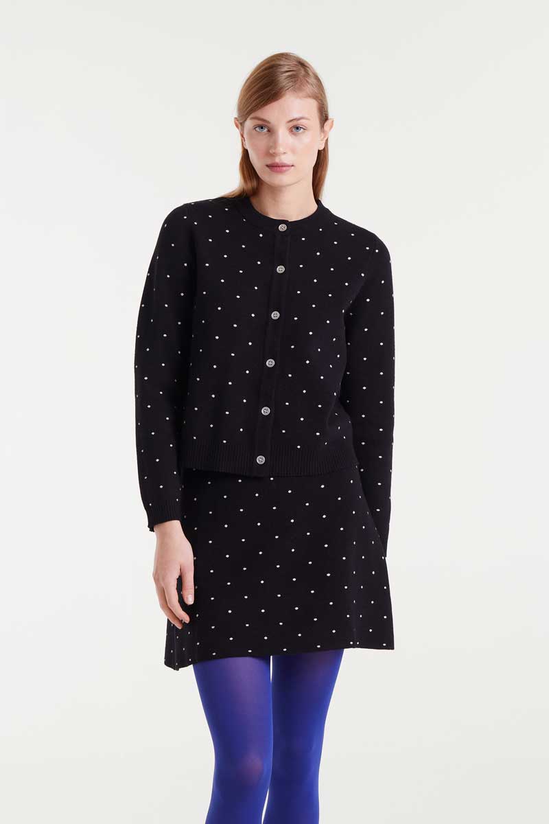 COMPANIA FANTASTICA Jacquard cardigan with white mini dots Μαύρη ζακάρ ζακέτα με ακανόνιστα λευκά μίνι πουά. Στρογγυλή λαιμόκοψη και μακριά μανίκια. Κλείσιμο με μεταλλικά κουμπιά μπροστά. Το μοντέλο έχει ύψος 1.79 και φοράει μέγεθος S. 58% Ακρυλικό 27% Βισκόζη 15% Πολυαμίδιο Αποστολή σε όλη την Ελλάδα σε 1-3 ημέρες. Διαθέσιμο και στο φυσικό μας κατάστημα YELLOW BUTTON Χρεμωνίδου & Δαμάρεως 61 Παγκράτι.