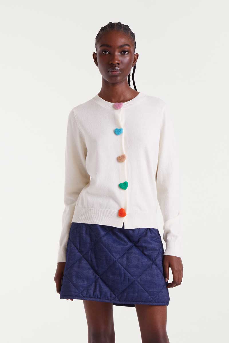 COMPANIA FANTASTICA White knitted cardigan with heart detail Λευκή πλεκτή ζακέτα με στρογγυλή λαιμόκοψη και μακριά μανίκια. Πολύχρωμο κούμπωμα σε σχήμα καρδιάς μπροστά και ριμπ τελείωμα. Το μοντέλο έχει ύψος 1.78 και φοράει μέγεθος S. 50% Πολυέστερ 50% Ακρυλικό Αποστολή σε όλη την Ελλάδα σε 1-3 ημέρες. Διαθέσιμο και στο φυσικό μας κατάστημα YELLOW BUTTON Χρεμωνίδου & Δαμάρεως 61 Παγκράτι.