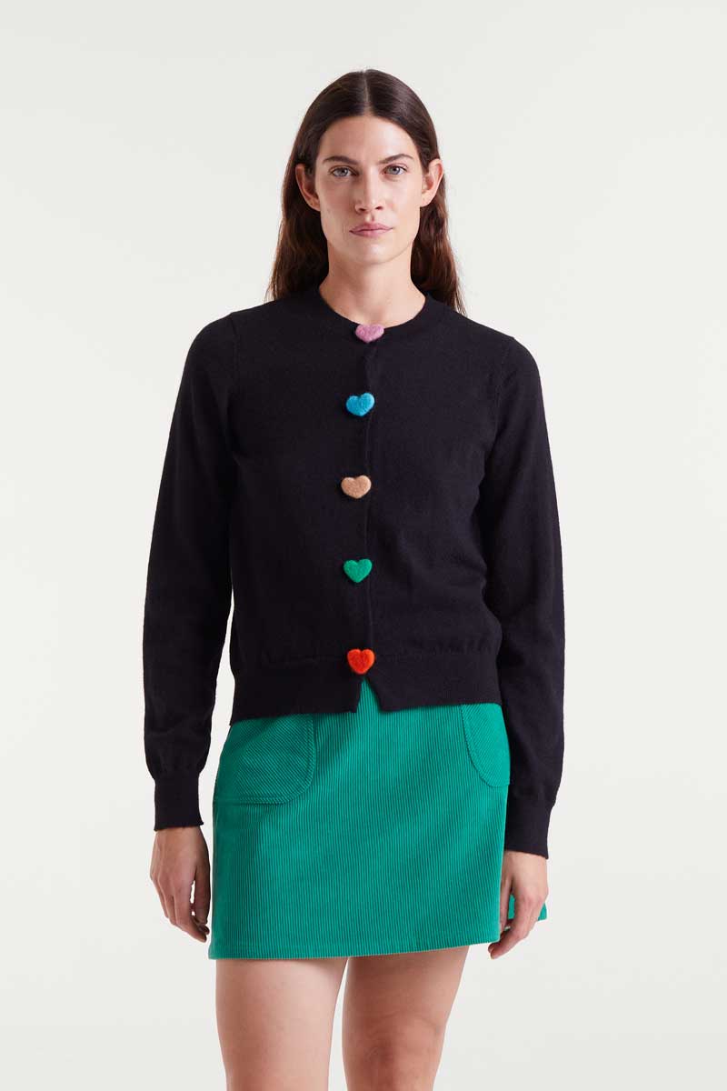 COMPANIA FANTASTICA Black knitted cardigan with heart detail Μαύρη πλεκτή ζακέτα με στρογγυλή λαιμόκοψη και μακριά μανίκια. Πολύχρωμο κούμπωμα σε σχήμα καρδιάς μπροστά και ριμπ τελείωμα. Το μοντέλο έχει ύψος 1.78 και φοράει μέγεθος S. 50% Πολυέστερ 50% Ακρυλικό Αποστολή σε όλη την Ελλάδα σε 1-3 ημέρες. Διαθέσιμο και στο φυσικό μας κατάστημα YELLOW BUTTON Χρεμωνίδου & Δαμάρεως 61 Παγκράτι.
