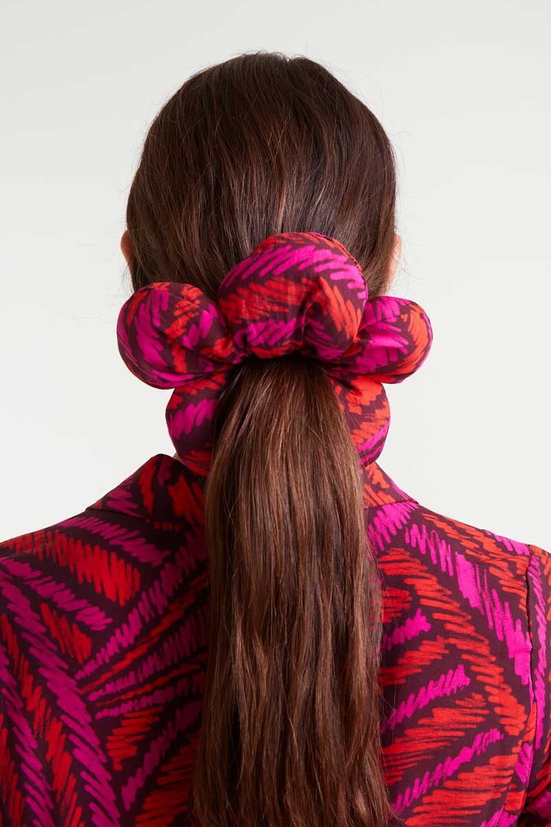 COMPANIA FANTASTICA Fedora print Scrunchie Scunchie σε ελαφρύ κρεπ ύφασμα με τύπωμα Fedora. Αποστολή σε όλη την Ελλάδα σε 1-3 ημέρες. Διαθέσιμο και στο φυσικό μας κατάστημα YELLOW BUTTON Χρεμωνίδου & Δαμάρεως 61 Παγκράτι.