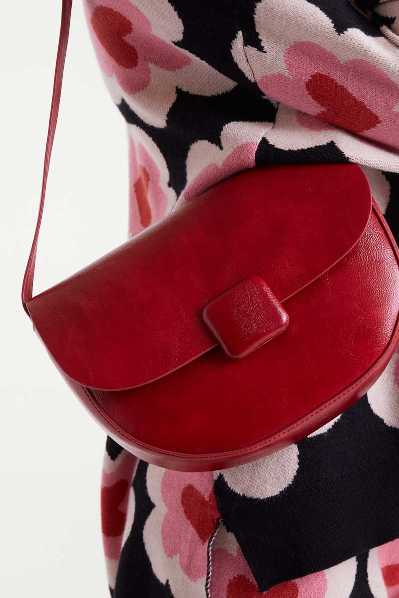 COMPANIA FANTASTICA Red faux leather shoulder bag Κόκκινη τσάντα ώμου από συνθετικό δέρμα με μαγνητικό κλείσιμο και εσωτερική τσέπη. Κοντό χερούλι. Αποστολή σε όλη την Ελλάδα σε 1-3 ημέρες. Διαθέσιμο και στο φυσικό μας κατάστημα YELLOW BUTTON Χρεμωνίδου & Δαμάρεως 61 Παγκράτι.