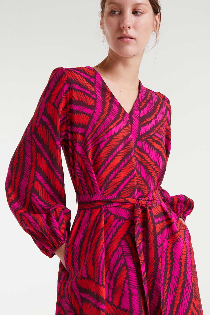 COMPANIA FANTASTICA Short lightweight crepe dress with Fedora print Κοντό, ελαφρύ κρεπ φόρεμα με τύπωμα fedora. V ντεκολτέ, μακριά μανίκια με λάστιχα, πλαϊνές τσέπες και δέσιμο στη μέση. Το μοντέλο έχει ύψος 1.77 και φοράει μέγεθος S. 85% Βισκόζ 15% Πολυαμίδιο Αποστολή σε όλη την Ελλάδα σε 1-3 ημέρες. Διαθέσιμο και στο φυσικό μας κατάστημα YELLOW BUTTON Χρεμωνίδου & Δαμάρεως 61 Παγκράτι.
