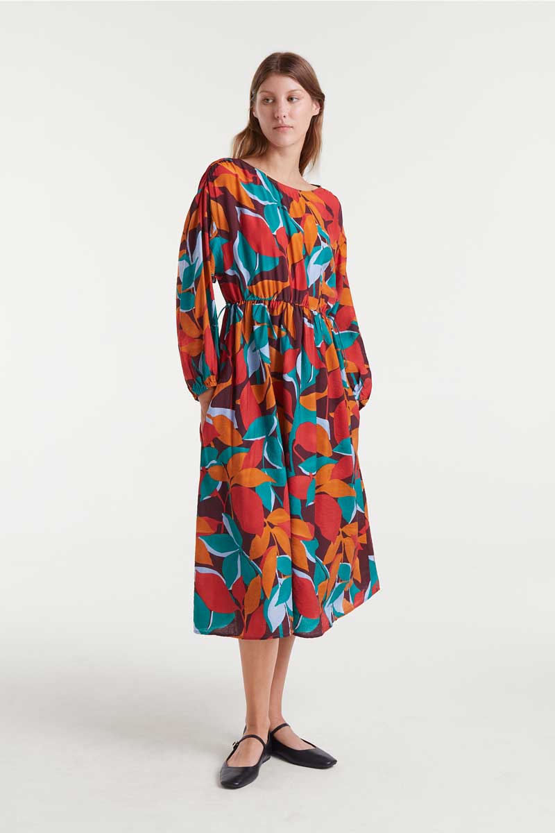 COMPANIA FANTASTICA Lightweight crepe midi dress with Ponziana print Μίντι φόρεμα από ελαφρύ κρεπ ύφασμα με τύπωμα Ponziana. Ανοιχτή λαιμόκοψη, ρυθμιζόμενο λάστιχο στη μέση και μακριά μανίκια με λάστιχα στις μανσέτες. Το μοντέλο έχει ύψος 1.77 και φοράει μέγεθος S. 85% Βισκόζ 15% Πολυαμίδιο Εσωτερική φόδρα 100% Βισκόζ Αποστολή σε όλη την Ελλάδα σε 1-3 ημέρες. Διαθέσιμο και στο φυσικό μας κατάστημα YELLOW BUTTON Χρεμωνίδου & Δαμάρεως 61 Παγκράτι.