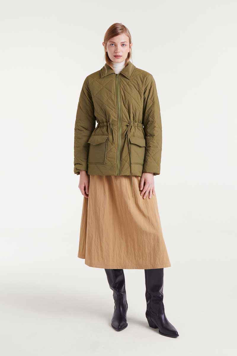 COMPANIA FANTASTICA Short green coat Κοντό παλτό με ελαφρύ καπιτονέ ύφασμα σε πράσινο χρώμα. Γιακάς με πέτο και μακριά μανίκια. Δέσιμο στη μέση. Κλείσιμο με φερμουάρ μπροστά. Τσέπες με καπάκι μπροστά. Το μοντέλο έχει ύψος 1.79 και φοράει μέγεθος S. 100% Πολυαμίδιο Αποστολή σε όλη την Ελλάδα σε 1-3 ημέρες. Διαθέσιμο και στο φυσικό μας κατάστημα YELLOW BUTTON Χρεμωνίδου & Δαμάρεως 61 Παγκράτι.