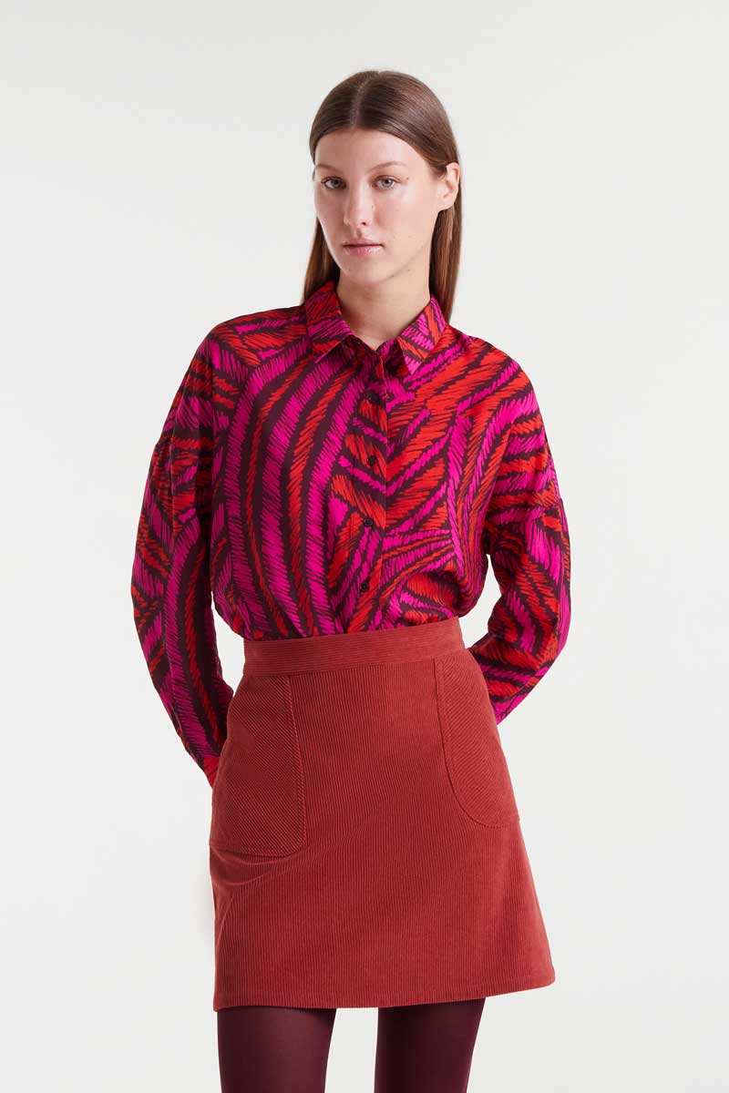 COMPANIA FANTASTICA Short Fedora print lightweight crepe shirt Ελαφρύ κρεπ πουκάμισο με τύπωμα fedora. Γιακάς πέτο και μακριά μανίκια με μανσέτες με κουμπιά. Κλείσιμο μπροστά με μαύρα κουμπιά. Το μοντέλο έχει ύψος 1.77 και φοράει μέγεθος S. 85% Βισκόζ 15% Πολυαμίδιο Αποστολή σε όλη την Ελλάδα σε 1-3 ημέρες. Διαθέσιμο και στο φυσικό μας κατάστημα YELLOW BUTTON Χρεμωνίδου & Δαμάρεως 61 Παγκράτι.