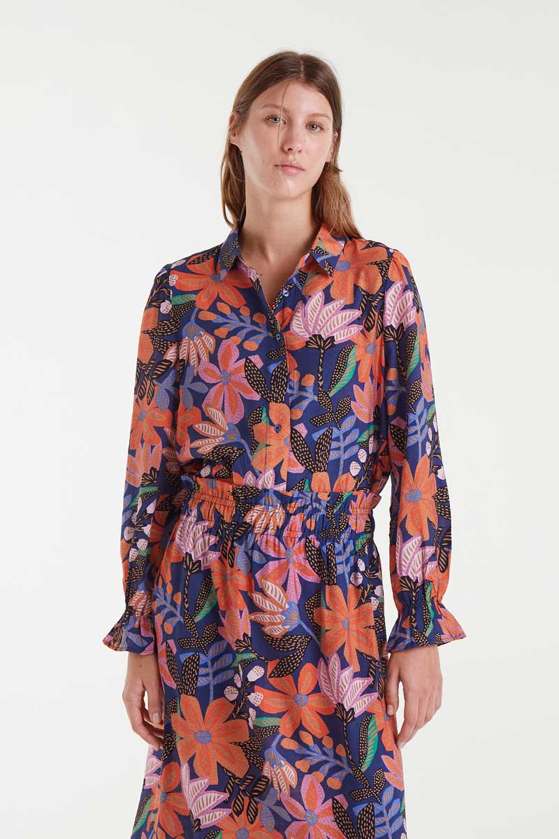 COMPANIA FANTASTICA Lightweight crepe shirt with Tigerlily print Πουκάμισο με στάμπα τουλίπας. Με γιακά πέτο και μακριά μανίκια. Κλείσιμο με κουμπιά μπροστά. Το μοντέλο έχει ύψος 1.79 και φοράει μέγεθος S. 85% Βισκόζ 15% Πολυαμίδιο Αποστολή σε όλη την Ελλάδα σε 1-3 ημέρες. Διαθέσιμο και στο φυσικό μας κατάστημα YELLOW BUTTON Χρεμωνίδου & Δαμάρεως 61 Παγκράτι.
