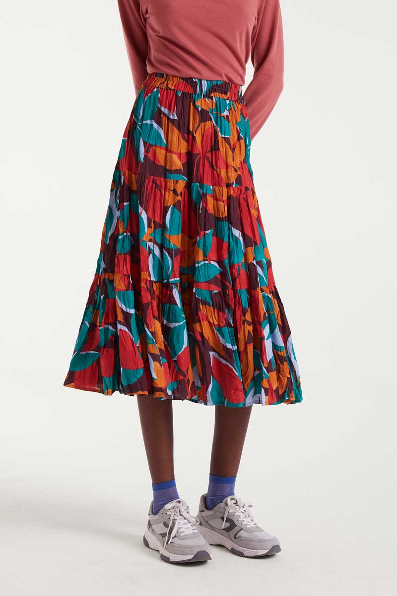 COMPANIA FANTASTICA Lightweight crepe midi skirt with Ponziana print Ελαφριά μίντι φούστα κρεπ με τύπωμα Ponziana. Ψηλόμεση, με λάστιχο στην μέση και πλισέ λεπτομέρειες. Το μοντέλο έχει ύψος 1.77 και φοράει μέγεθος S. 85% Βισκόζ 15% Πολυαμίδιο Αποστολή σε όλη την Ελλάδα σε 1-3 ημέρες. Διαθέσιμο και στο φυσικό μας κατάστημα YELLOW BUTTON Χρεμωνίδου & Δαμάρεως 61 Παγκράτι.