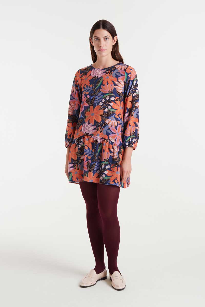 COMPANIA FANTASTICA Lightweight crepe short dress with Tigerlily print Κοντό φόρεμα από ελαφρύ κρεπ ύφασμα με τύπωμα Tigerlily. Βαθύ ντεκολτέ και μακριά γαλλικά μανίκια με ελαστικές μανσέτες. Πλαϊνές τσέπες. Το μοντέλο έχει ύψος 1.77 και φοράει μέγεθος S. 85% Βισκόζ 15% Πολυαμίδιο Αποστολή σε όλη την Ελλάδα σε 1-3 ημέρες. Διαθέσιμο και στο φυσικό μας κατάστημα YELLOW BUTTON Χρεμωνίδου & Δαμάρεως 61 Παγκράτι.