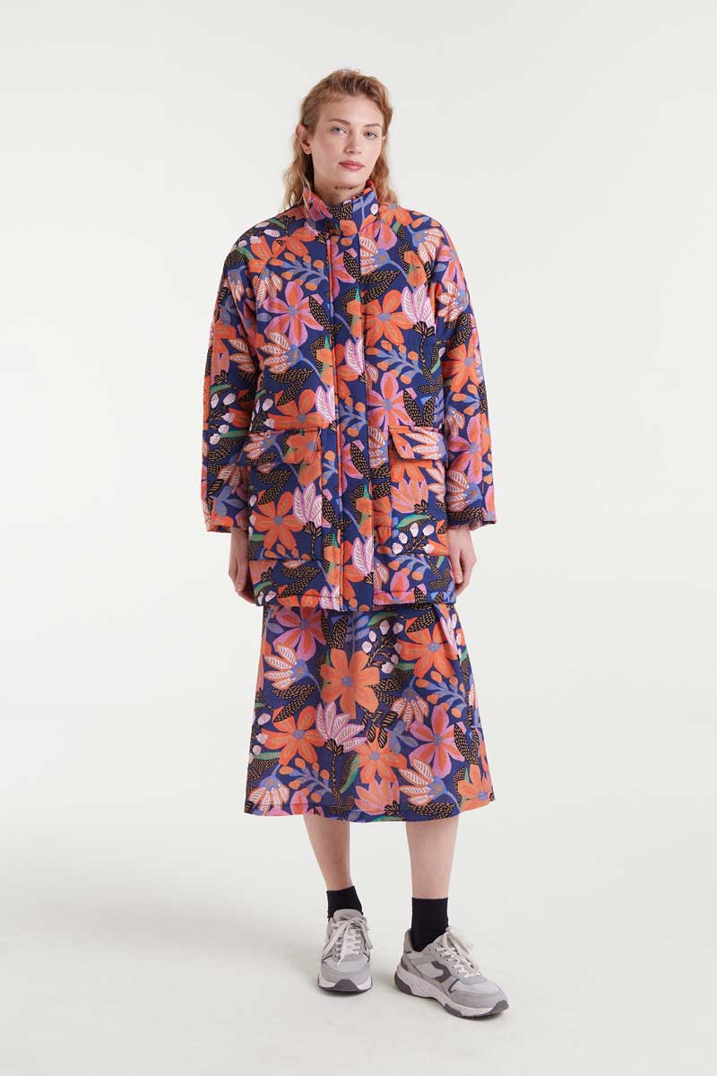 COMPANIA FANTASTICA Tigerlily print coat Μπουφάν με τύπωμα Tigerlily . Ψηλός λαιμός και μακριά μανίκια. Κρυφό κλείσιμο με κουμπιά μπροστά. Τσέπες με καπάκι μπροστά. Εσωτερική επένδυση. 85% Βισκόζ 15% Πολυέστερ Εσωτερική φόδρα 100% Πολυέστερ Το μοντέλο έχει ύψος 178 εκ. και φοράει μέγεθος S. Αποστολή σε όλη την Ελλάδα σε 1-3 ημέρες. Διαθέσιμο και στο φυσικό μας κατάστημα YELLOW BUTTON Χρεμωνίδου & Δαμάρεως 61 Παγκράτι.