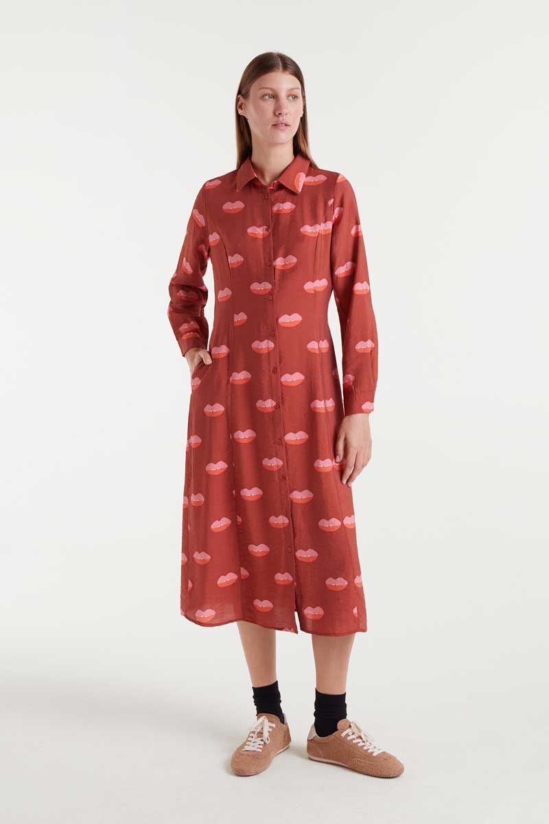 COMPANIA FANTASTICA Lips print midi dress Lips print φόρεμα μίντι με γιακά πέτο και μακριά μανίκια με μανσέτες με κουμπιά. Κλείσιμο μπροστά με κουμπιά. Πλαϊνές τσέπες και ρυθμιζόμενη μέση με κορδόνι. Το μοντέλο έχει ύψος 1.77 και φοράει μέγεθος S. 85% Βισκόζ 15% Πολυαμίδιο Αποστολή σε όλη την Ελλάδα σε 1-3 ημέρες. Διαθέσιμο και στο φυσικό μας κατάστημα YELLOW BUTTON Χρεμωνίδου & Δαμάρεως 61 Παγκράτι.