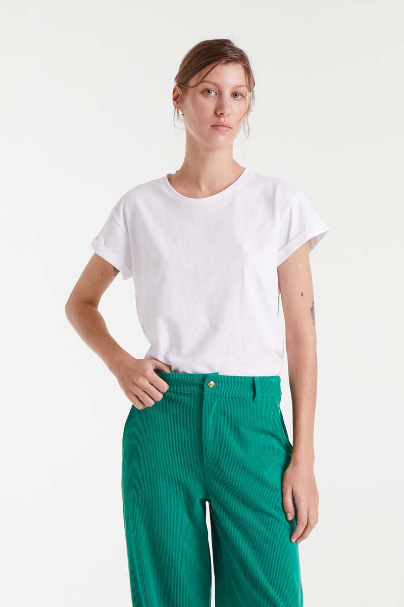COMPANIA FANTASTICA white cotton T-shirt Λευκό T-Shirt από 100% βαμβάκι με στρογγυλή λαιμόκοψη και κοντά, σηκωμένα μανίκια Το μοντέλο έχει ύψος 1.77 και φοράει μέγεθος S. 100% Βαμβάκι Αποστολή σε όλη την Ελλάδα σε 1-3 ημέρες. Διαθέσιμο και στο φυσικό μας κατάστημα YELLOW BUTTON Χρεμωνίδου & Δαμάρεως 61 Παγκράτι.