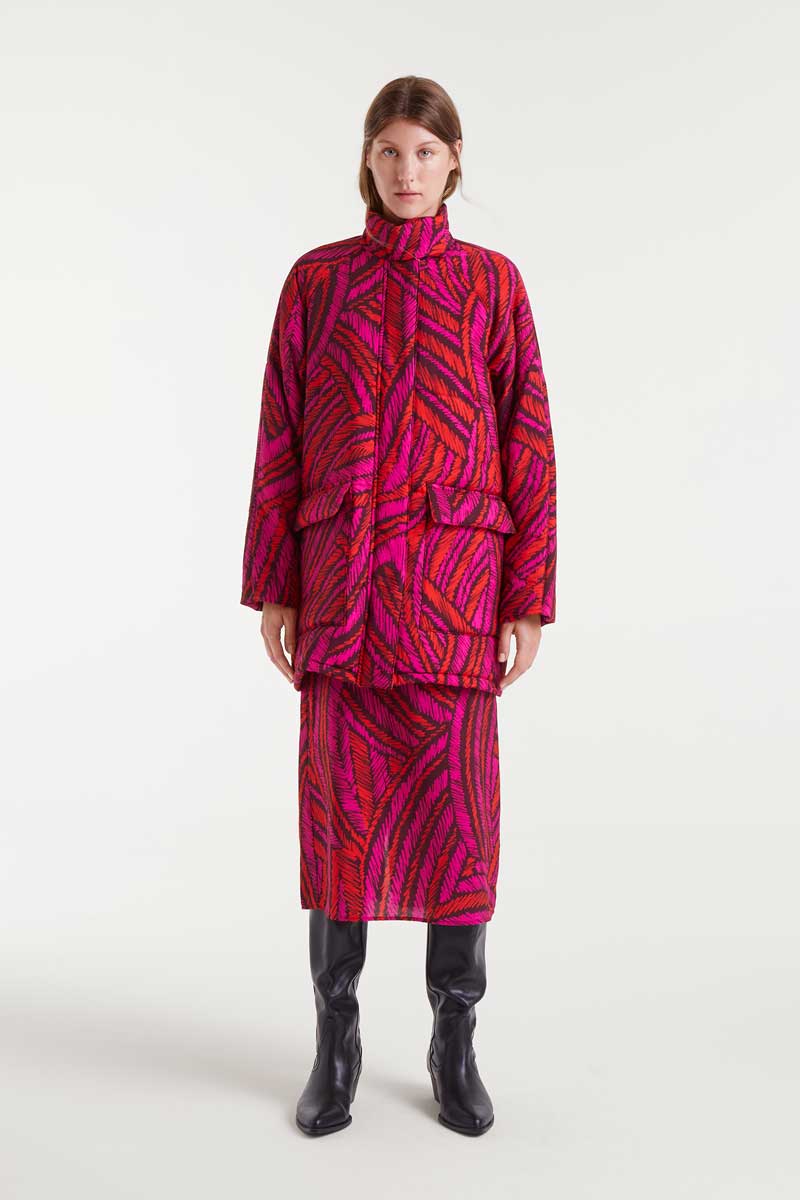 COMPANIA FANTASTICA Fedora Print Coat Μπουφάν με τύπωμα Fedora. Ψηλός γιακάς και μακριά μανίκια. Κρυφό κλείσιμο με κουμπιά και τσέπες με καπάκι μπροστά. Εσωτερική επένδυση. 85% Βισκόζ 15% Πολυέστερ Εσωτερική φόδρα 100% Πολυέστερ Αποστολή σε όλη την Ελλάδα σε 1-3 ημέρες. Διαθέσιμο και στο φυσικό μας κατάστημα YELLOW BUTTON Χρεμωνίδου & Δαμάρεως 61 Παγκράτι.