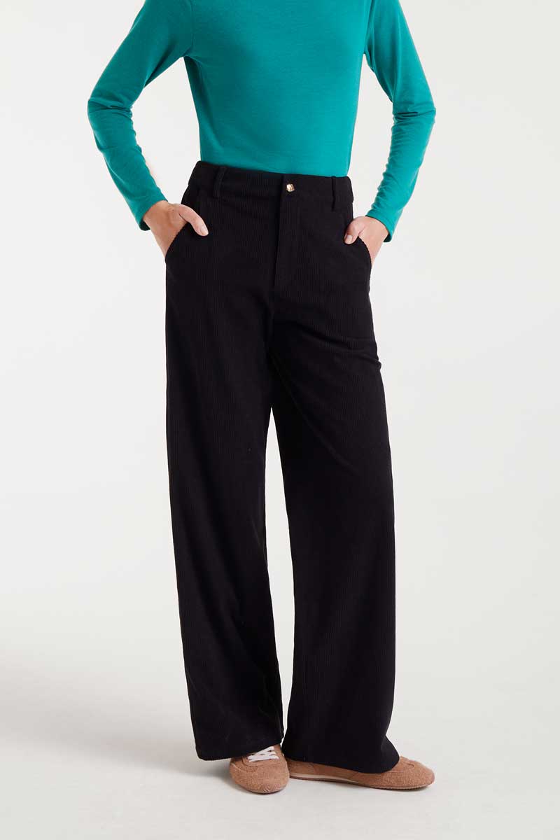 COMPANIA FANTASTICA Black corduroy pants Μαύρο ψηλόμεσο κοτλέ παντελόνι σε ίσια γραμμή. Κλείσιμο με φερμουάρ και μεταλλικά κουμπιά μπροστά. Πλαϊνές τσέπες. 100% Πολυέστερ Αποστολή σε όλη την Ελλάδα σε 1-3 ημέρες. Διαθέσιμο και στο φυσικό μας κατάστημα YELLOW BUTTON Χρεμωνίδου & Δαμάρεως 61 Παγκράτι.
