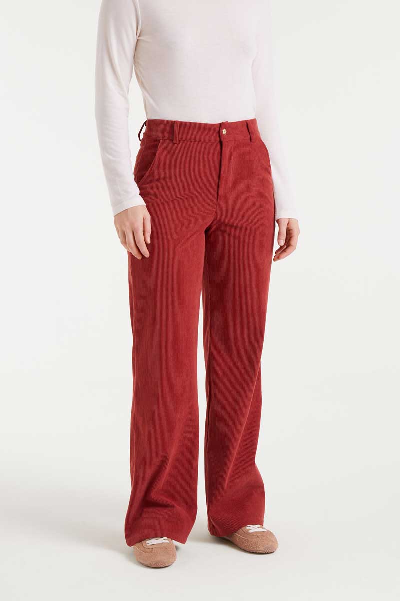 COMPANIA FANTASTICA Brown corduroy pants Καφέ ψηλόμεσο κοτλέ παντελόνι σε ίσια γραμμή. Κλείσιμο με φερμουάρ και μεταλλικά κουμπιά μπροστά. Πλαϊνές τσέπες. 100% Πολυέστερ Αποστολή σε όλη την Ελλάδα σε 1-3 ημέρες. Διαθέσιμο και στο φυσικό μας κατάστημα YELLOW BUTTON Χρεμωνίδου & Δαμάρεως 61 Παγκράτι