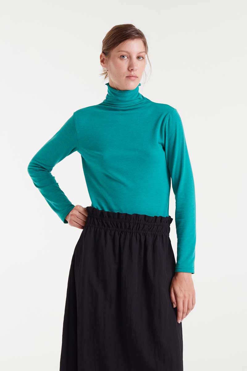 COMPANIA FANTASTICA Green high-neck t-shirt Πράσινο μπλουζάκι με ψηλό γιακά και μακριά μανίκια. Το μοντέλο έχει ύψος 1.77 και φοράει μέγεθος S. 85% Πολυέστερ 10% Βισκόζ 5% Ελαστάν Αποστολή σε όλη την Ελλάδα σε 1-3 ημέρες. Διαθέσιμο και στο φυσικό μας κατάστημα YELLOW BUTTON Χρεμωνίδου & Δαμάρεως 61 Παγκράτι.