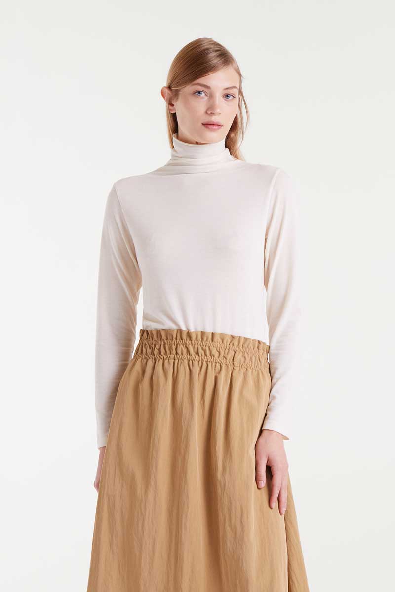 COMPANIA FANTASTICA White high-neck t-shirt Λευκό μπλουζάκι με ψηλό γιακά και μακριά μανίκια. Το μοντέλο έχει ύψος 1.79 και φοράει μέγεθος S. 85% Πολυέστερ 10% Βισκόζ 5% Ελαστάν Αποστολή σε όλη την Ελλάδα σε 1-3 ημέρες. Διαθέσιμο και στο φυσικό μας κατάστημα YELLOW BUTTON Χρεμωνίδου & Δαμάρεως 61 Παγκράτι.