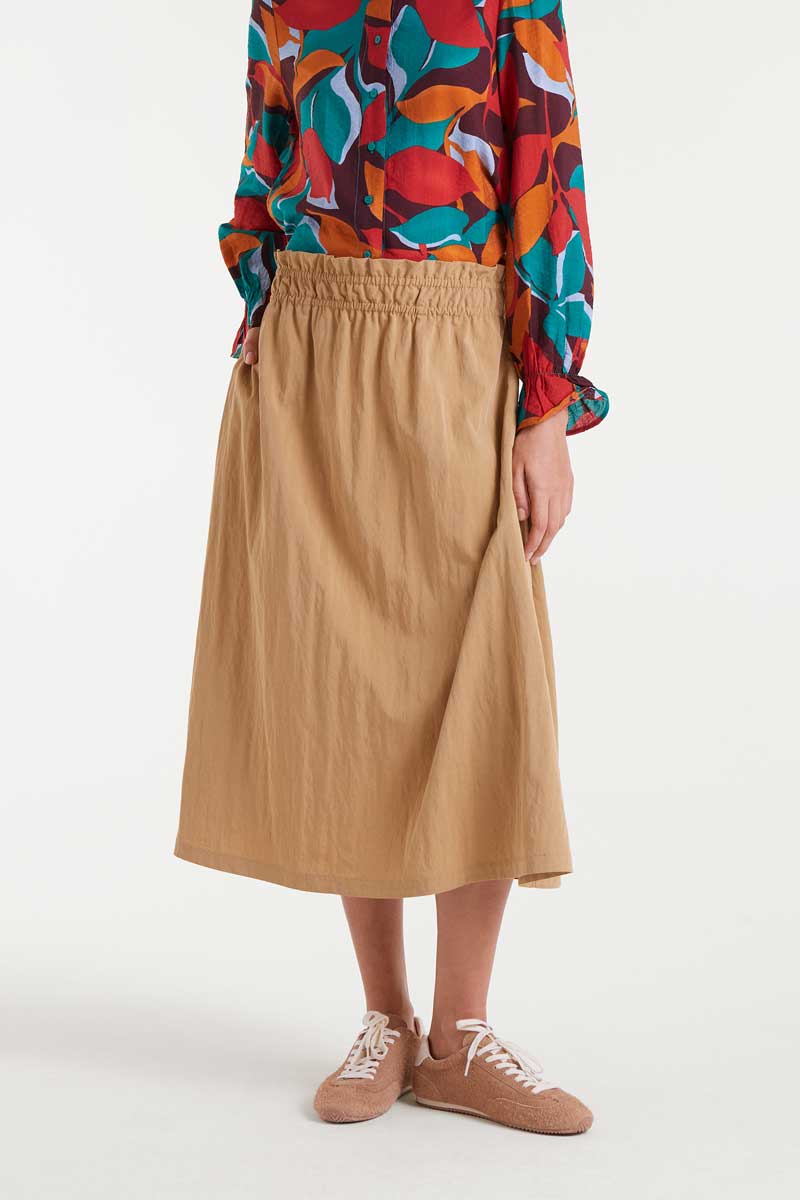 COMPANIA FANTASTICA Camel midi skirt Μίντι φούστα σε ραγιόν ύφασμα σε καμηλό χρώμα. Λάστιχο στη μέση με ψηλή μέση και σούρες στο τελείωμα. Πλαϊνή τσέπη. Το μοντέλο έχει ύψος 1.77 και φοράει μέγεθος S. 70% Ραγιόν 30% Πολυαμίδιο Αποστολή σε όλη την Ελλάδα σε 1-3 ημέρες. Διαθέσιμο και στο φυσικό μας κατάστημα YELLOW BUTTON Χρεμωνίδου & Δαμάρεως 61 Παγκράτι.