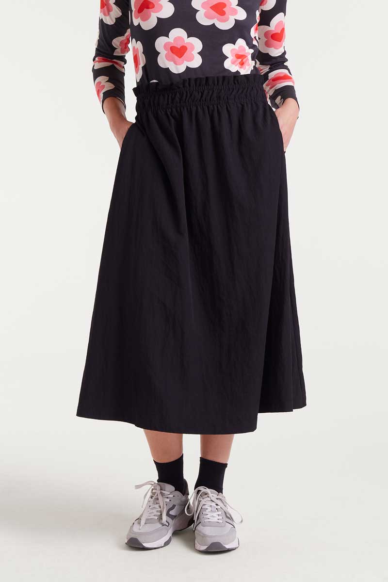 COMPANIA FANTASTICA Black midi skirt Μίντι φούστα σε ραγιόν ύφασμα σε μαύρο χρώμα. Λάστιχο στη μέση με ψηλή μέση και σούρες στο τελείωμα. Πλαϊνή τσέπη. Το μοντέλο έχει ύψος 1.77 και φοράει μέγεθος S. 70% Ραγιόν 30% Πολυαμίδιο Αποστολή σε όλη την Ελλάδα σε 1-3 ημέρες. Διαθέσιμο και στο φυσικό μας κατάστημα YELLOW BUTTON Χρεμωνίδου & Δαμάρεως 61 Παγκράτι.