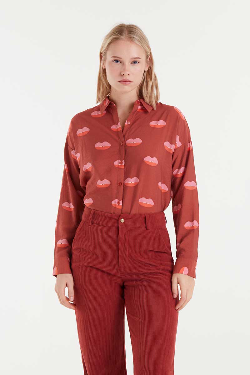 COMPANIA FANTASTICA Light crepe shirt with Lips print Lips print πουκάμισο από ελαφρύ κρεπ ύφασμα με γιακά πέτο και μακριά μανίκια με κουμπωτές μανσέτες. Κλείσιμο μπροστά με κουμπιά. Ελαφρώς χαμηλωμένοι ώμοι. Το μοντέλο έχει ύψος 1.77 και φοράει μέγεθος S. 85% Βισκόζ 15% Πολυαμίδιο Αποστολή σε όλη την Ελλάδα σε 1-3 ημέρες. Διαθέσιμο και στο φυσικό μας κατάστημα YELLOW BUTTON Χρεμωνίδου & Δαμάρεως 61 Παγκράτι.