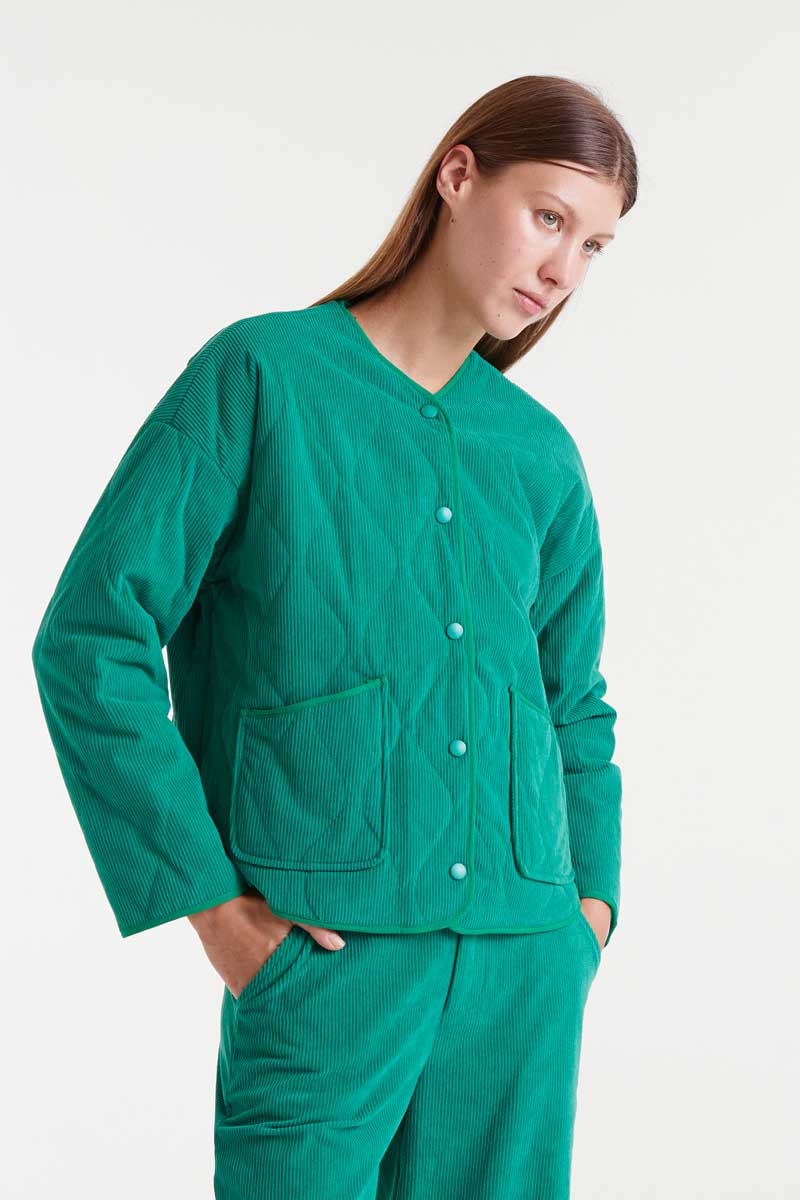 COMPANIA FANTASTICA Green corduroy jacket Πράσινο κοτλέ μπουφάν. V ντεκολτέ με μακριά μανίκια. Κλείσιμο με κουμπιά μπροστά. Πλαϊνές τσέπες. Ελαφρώς χαμηλωμένοι ώμοι. Το μοντέλο έχει ύψος 1.77 και φοράει μέγεθος S. 100% Πολυέστερ Εσωτερική φόδρα 1005 Πολυέστερ Αποστολή σε όλη την Ελλάδα σε 1-3 ημέρες. Διαθέσιμο και στο φυσικό μας κατάστημα YELLOW BUTTON Χρεμωνίδου & Δαμάρεως 61 Παγκράτι.