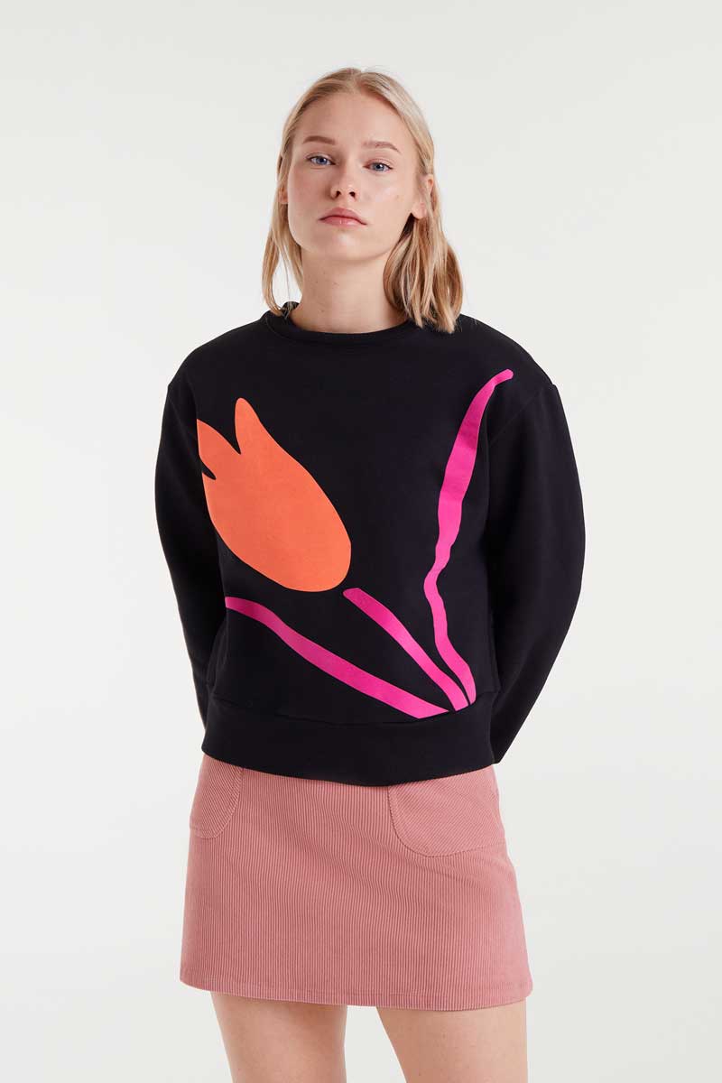 COMPANIA FANTASTICA Flower print sweatshirt Φούτερ με φλοράλ τύπωμα. Στρογγυλή λαιμόκοψη, μακριά μανίκια και ριμπ τελείωμα. Το μοντέλο έχει ύψος 1.79 και φοράει μέγεθος S. 80% Πολυέστερ 20% Βαμβάκι Αποστολή σε όλη την Ελλάδα σε 1-3 ημέρες. Διαθέσιμο και στο φυσικό μας κατάστημα YELLOW BUTTON Χρεμωνίδου & Δαμάρεως 61 Παγκράτι.