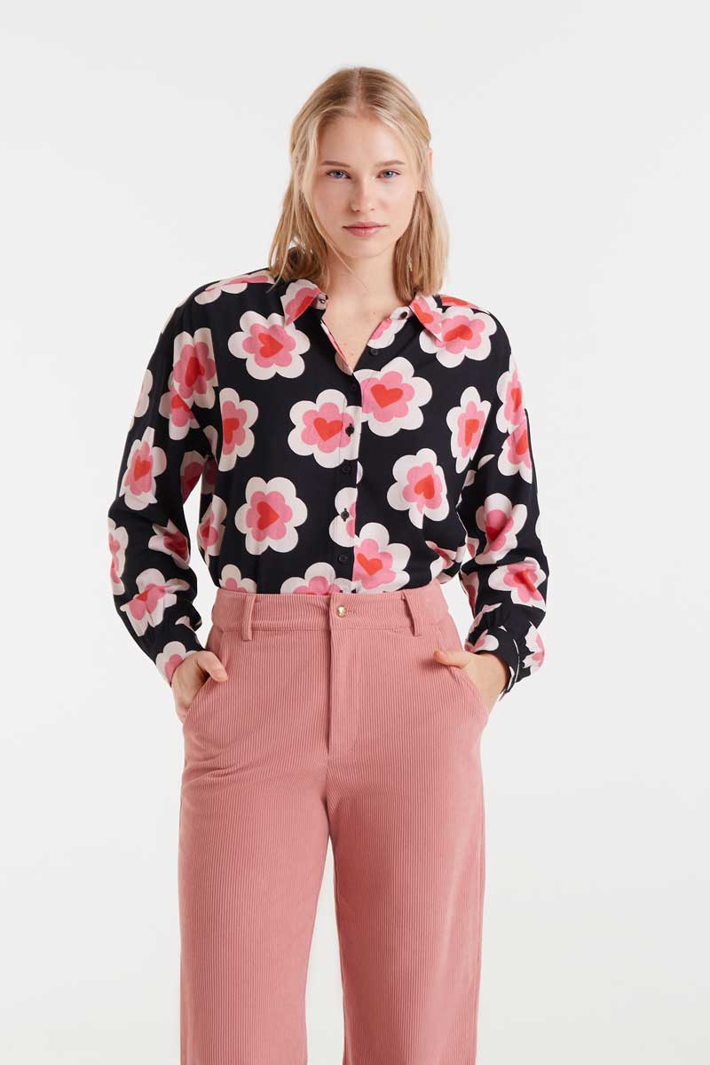COMPANIA FANTASTICA Daisy print shirt Πουκάμισο με Daisy print και πέτο γιακά. Γιακάς πέτο και μακριά μανίκια με μανσέτα. Κλείσιμο μπροστά με κουμπιά. Το μοντέλο έχει ύψος 1.79 και φοράει μέγεθος S. 100% Βισκόζ Αποστολή σε όλη την Ελλάδα σε 1-3 ημέρες. Διαθέσιμο και στο φυσικό μας κατάστημα YELLOW BUTTON Χρεμωνίδου & Δαμάρεως 61 Παγκράτι.